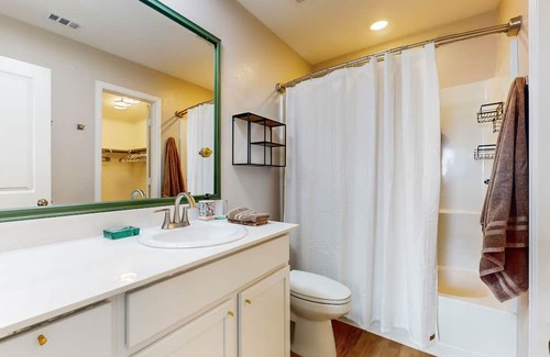 Willis Casa | Stylish & spacious getaway with large fenced yard & W/D - near lakes & golf