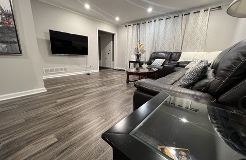Midtown Toronto Casa | No stairs / Renovated 3-Bedroom free Wifi,Parking