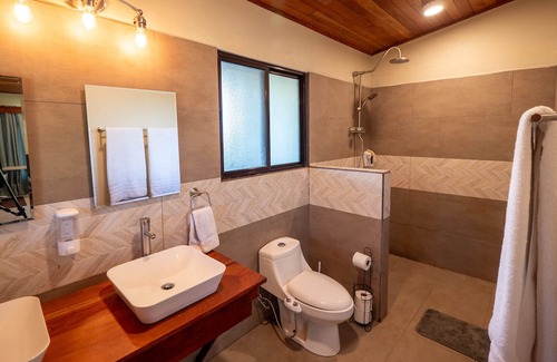 Sierra Casa | Modern and Spacious near Monteverde Reserves, Zip Lines, Waterfalls & Wildlife!
