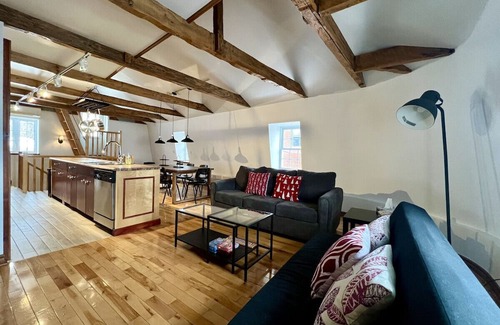 Saint-Jean-Baptiste Apartamento | Nice condo with mezzanine floor and terrace.