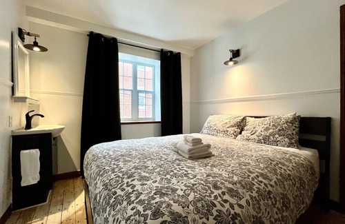 Saint-Jean-Baptiste Apartamento | Nice condo with mezzanine floor and terrace.