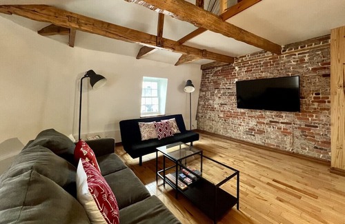 Saint-Jean-Baptiste Apartamento | Nice condo with mezzanine floor and terrace.