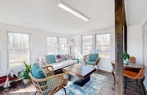 Converse Casa | Renovated Upcountry home with sun room, fireplace, & central AC