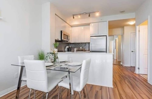 Hurontario Condominio | ELEGANT 1+DEN CONDO, PARKING, BALCONY, CITY VIEW
