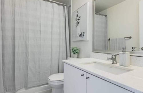 Hurontario Condominio | ELEGANT 1+DEN CONDO, PARKING, BALCONY, CITY VIEW