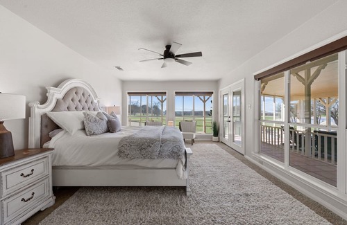 Leon Junction Otro | Lakeside Farmhouse with Pool on 142 Acres near Temple, Texas