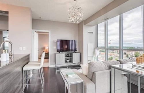 Hurontario Condominio | ELEGANT 2BR-2BATH, BALCONY, PARKING, CITY VIEW