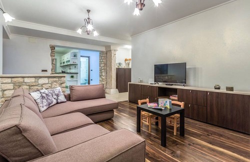 Lovrecica Apartamento | Enjoy relaxing hours in this centrally located vacation apartment.