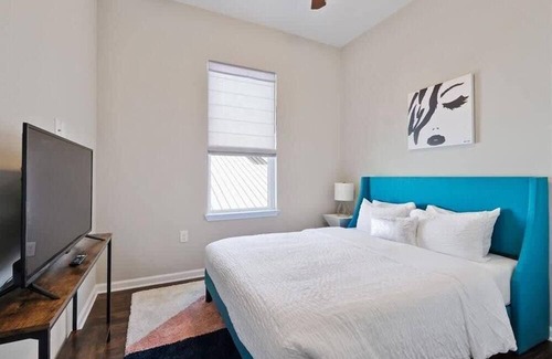 Mid-City Casa | Enormous Colorful New 6br Pad w/ Parking