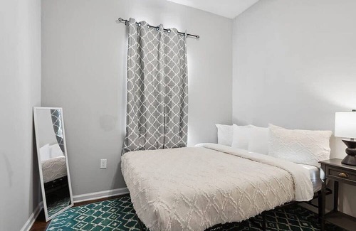 Mid-City Casa | Enormous Colorful New 6br Pad w/ Parking