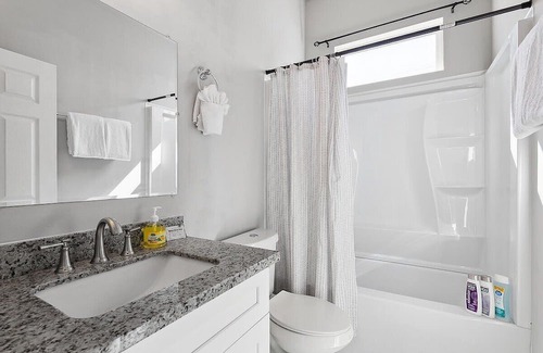 Mid-City Casa | Enormous Colorful New 6br Pad w/ Parking