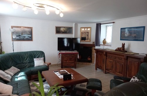 Garlan Casa | Holiday Home 'Gite De Kerroyal Ty - Anna' with Private Terrace and Wi-Fi