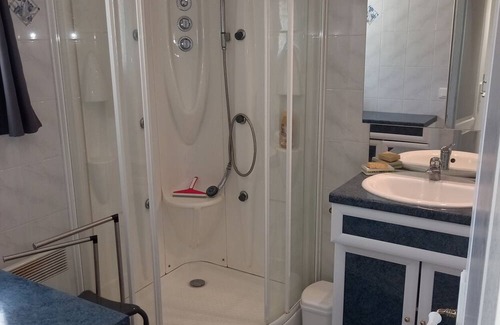 Garlan Casa | Holiday Home 'Gite De Kerroyal Ty - Anna' with Private Terrace and Wi-Fi