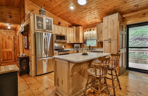 Ellijay Cabina | Escape to the Goldfinch Cottage. A haven where relaxation meets natural beauty.