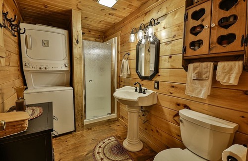 Ellijay Cabina | Escape to the Goldfinch Cottage. A haven where relaxation meets natural beauty.