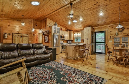 Ellijay Cabina | Escape to the Goldfinch Cottage. A haven where relaxation meets natural beauty.