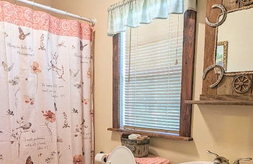 Davis Cabina | The Doll House - beautifully decorated cabin for up to four guests