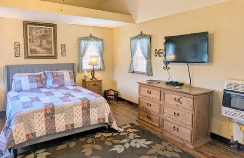 Davis Cabina | The Doll House - beautifully decorated cabin for up to four guests