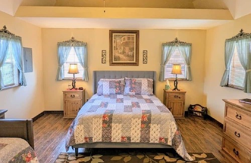Davis Cabina | The Doll House - beautifully decorated cabin for up to four guests