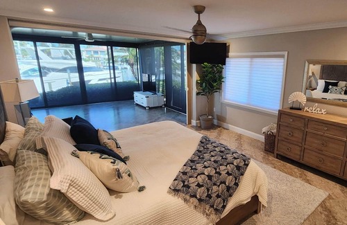 Burnt Store Marina Condominio | Harbor views and sunsets from the point!