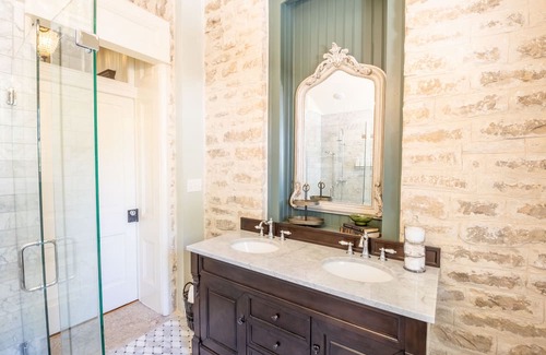 Lampasas Otro | Charming farmhouse with 4 bedrooms and breathtaking views on a quiet ranch.