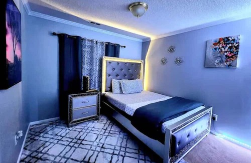 Mint Hill Casa | 122) Massive 3 bedroom home with fenced yard!