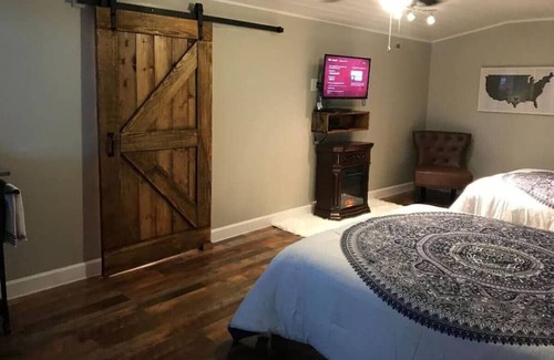 San Antonio Casa | 130D) 2 Queen beds with a hot tub!