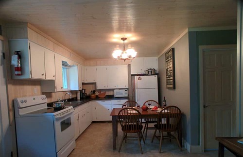 Port Albert Cabaña | Lake Street Cottage in Port Albert is ideal for a quiet, relaxing vacation.