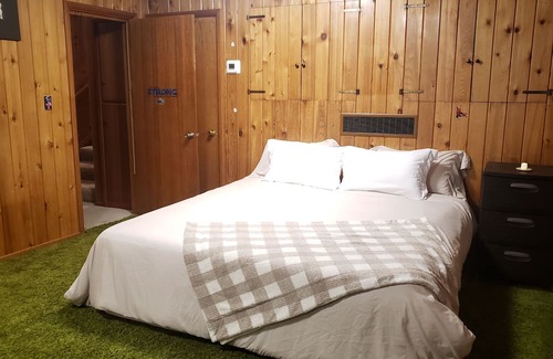 University District Casa | Cozy Quiet Den Close to Activities, Close to Town/Food/Fun