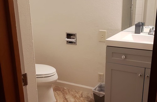 University District Casa | Cozy Quiet Den Close to Activities, Close to Town/Food/Fun