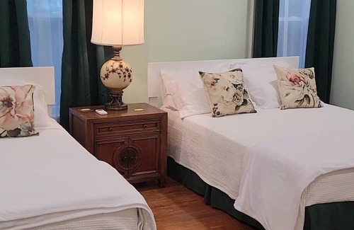 Titusville Cama Y Desayuno | Great solar eclipse viewing! Beautiful room, 2 queen beds & private bath.