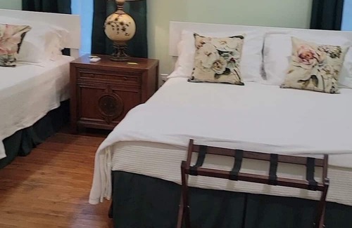 Titusville Cama Y Desayuno | Great solar eclipse viewing! Beautiful room, 2 queen beds & private bath.