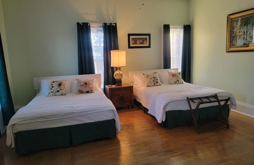 Titusville Cama Y Desayuno | Great solar eclipse viewing! Beautiful room, 2 queen beds & private bath.