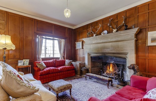 Swindon Casa | Pet friendly, comfortable Grade 2 listed manor complete with Aga, fires etc.