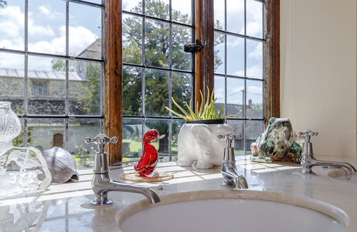 Swindon Casa | Pet friendly, comfortable Grade 2 listed manor complete with Aga, fires etc.