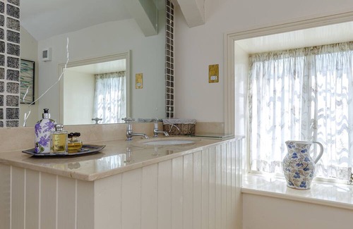 Swindon Casa | Pet friendly, comfortable Grade 2 listed manor complete with Aga, fires etc.