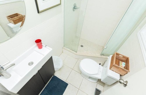Trinity - Bellwoods Casa | Unique 3 BR House in Trendy Queen West - Sleeps 6!