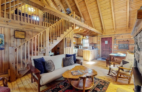 Vesta Cabina | Appalachian-style log cabin with amazing Dan River views - dog-friendly