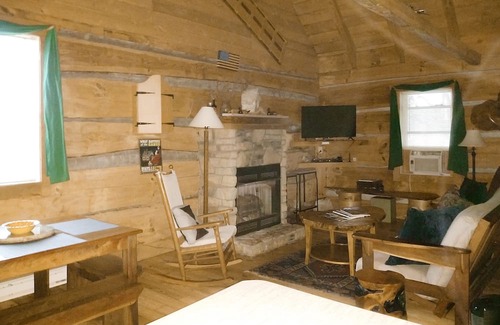 Vesta Cabina | Appalachian-style log cabin with amazing Dan River views - dog-friendly