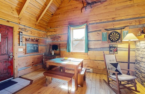 Vesta Cabina | Appalachian-style log cabin with amazing Dan River views - dog-friendly