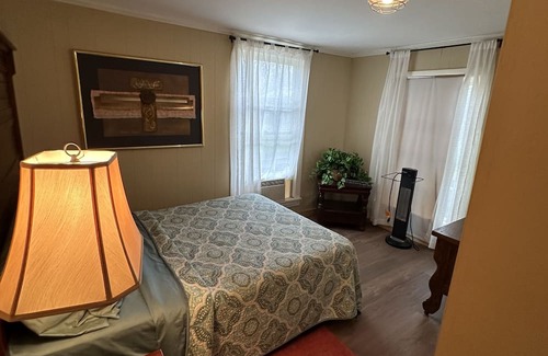 Poplarville Cabina | Cozy 2-bedroom cabin with WiFi, AC on the Pearl River in Angie, LA.