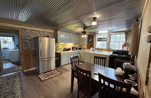 Poplarville Cabina | Cozy 2-bedroom cabin with WiFi, AC on the Pearl River in Angie, LA.