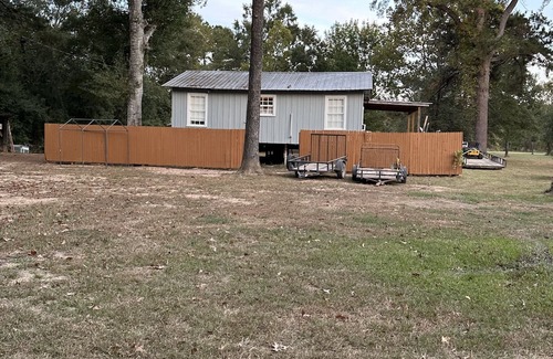 Poplarville Cabina | Cozy 2-bedroom cabin with WiFi, AC on the Pearl River in Angie, LA.