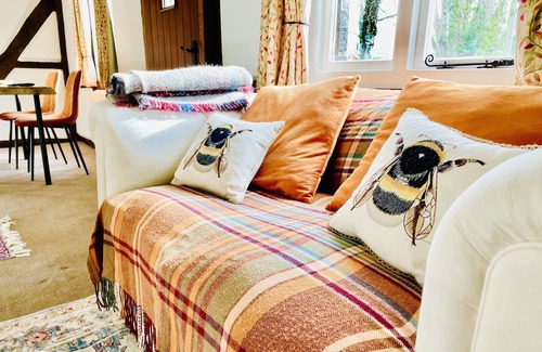 Whitbourne Cabaña | Log Burner and Beamed Ceilings-King size Bed