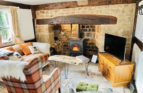Whitbourne Cabaña | Log Burner and Beamed Ceilings-King size Bed