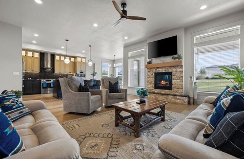 Nampa Casa | LARGE Family Home, Relocation, Corporate, Extended Stays