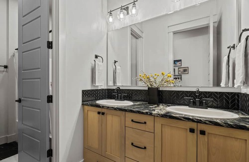 Nampa Casa | LARGE Family Home, Relocation, Corporate, Extended Stays