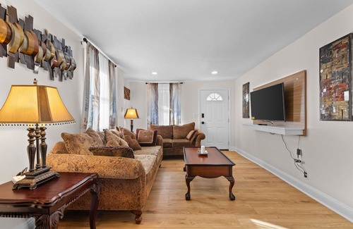 Rockville Casa | Charming 3-bedroom house in adorable Rockville , 5 minute walking from Metro STA