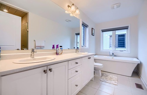 Cambridge Casa | A king and 3 Queen beds in 4 bedrooms, good sleep for 8