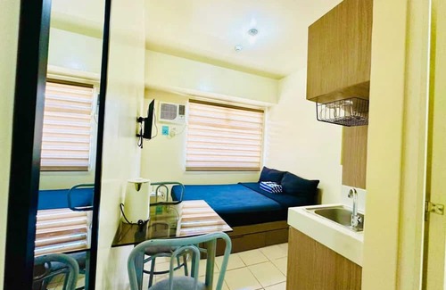 Highway Hills Condominio | Minimalist Condo with Unli Wifi-Netflix